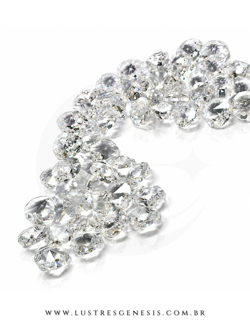 Cristais K9 de 14mm dispostos em espiral sobre superfície escura, usados para lustres, artesanato e Feng Shui. Lustres Gênesis loja online de Lustres e Iluminação Decorativa